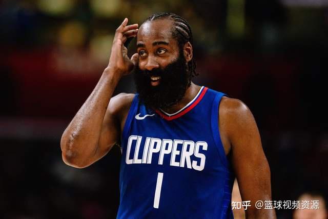 闫鹏飞22+12上海2-1晋级八强 首钢4人被驱逐